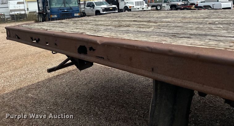 image for item LR9430 2005 Freightliner M2 flatbed truck