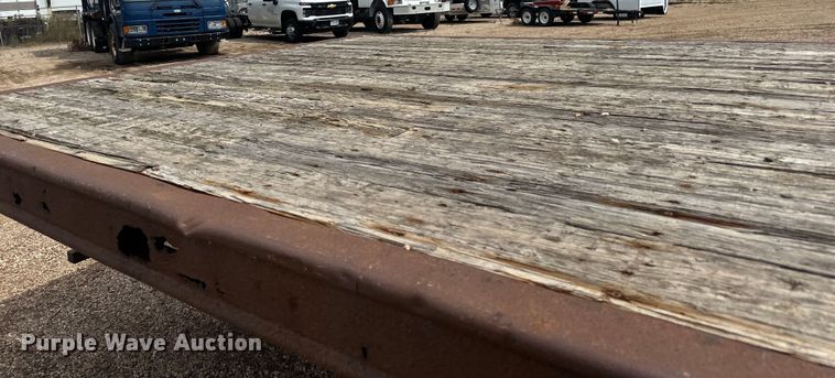 image for item LR9430 2005 Freightliner M2 flatbed truck