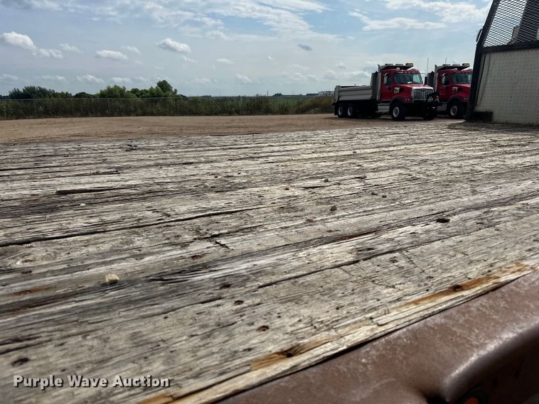 image for item LR9430 2005 Freightliner M2 flatbed truck