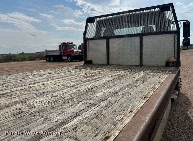 image for item LR9430 2005 Freightliner M2 flatbed truck