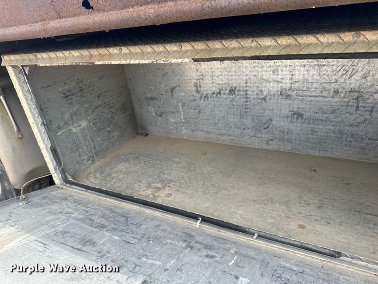 image for item LR9430 2005 Freightliner M2 flatbed truck