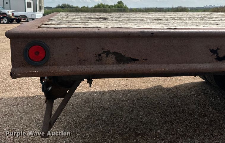 image for item LR9430 2005 Freightliner M2 flatbed truck