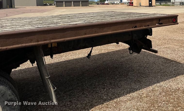 image for item LR9430 2005 Freightliner M2 flatbed truck