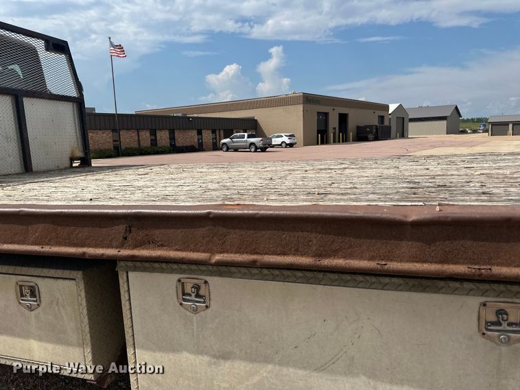 image for item LR9430 2005 Freightliner M2 flatbed truck