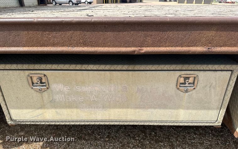 image for item LR9430 2005 Freightliner M2 flatbed truck