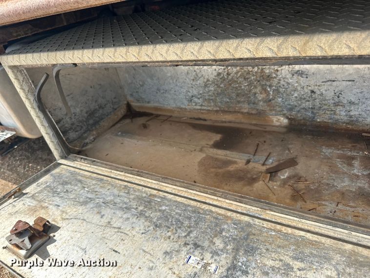 image for item LR9430 2005 Freightliner M2 flatbed truck