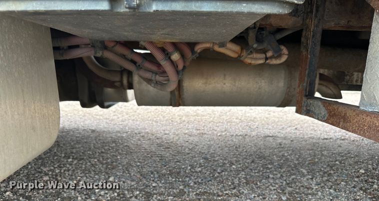 image for item LR9430 2005 Freightliner M2 flatbed truck