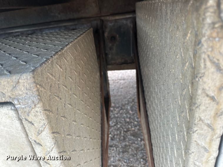 image for item LR9430 2005 Freightliner M2 flatbed truck