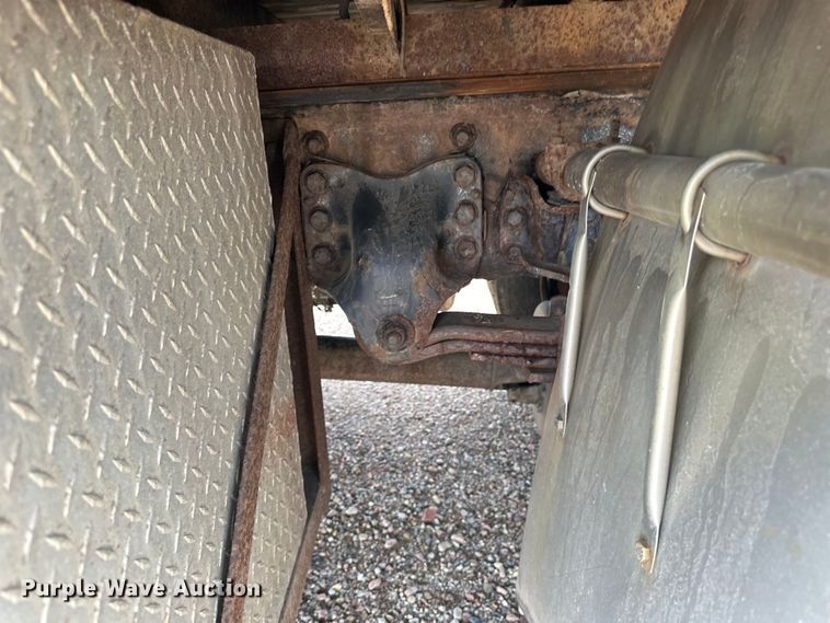 image for item LR9430 2005 Freightliner M2 flatbed truck