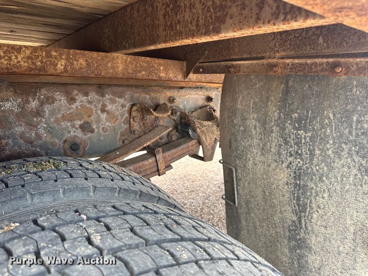 image for item LR9430 2005 Freightliner M2 flatbed truck