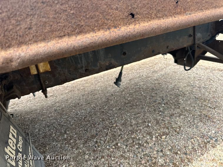 image for item LR9430 2005 Freightliner M2 flatbed truck