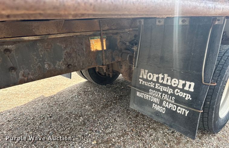 image for item LR9430 2005 Freightliner M2 flatbed truck