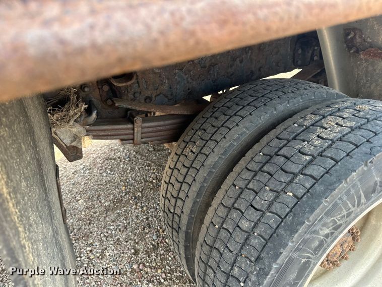 image for item LR9430 2005 Freightliner M2 flatbed truck