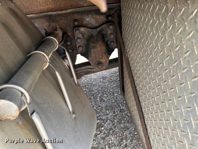 image for item LR9430 2005 Freightliner M2 flatbed truck