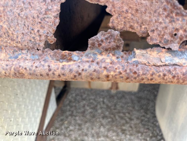 image for item LR9430 2005 Freightliner M2 flatbed truck