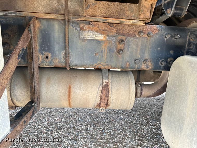 image for item LR9430 2005 Freightliner M2 flatbed truck