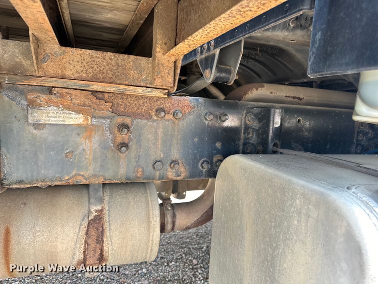 image for item LR9430 2005 Freightliner M2 flatbed truck