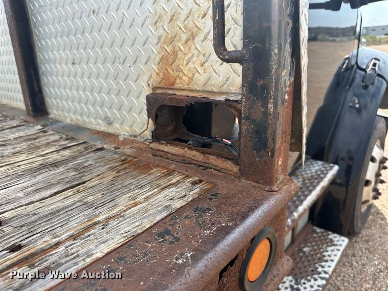 image for item LR9430 2005 Freightliner M2 flatbed truck