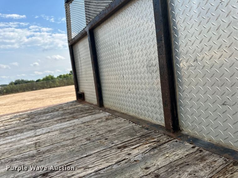 image for item LR9430 2005 Freightliner M2 flatbed truck