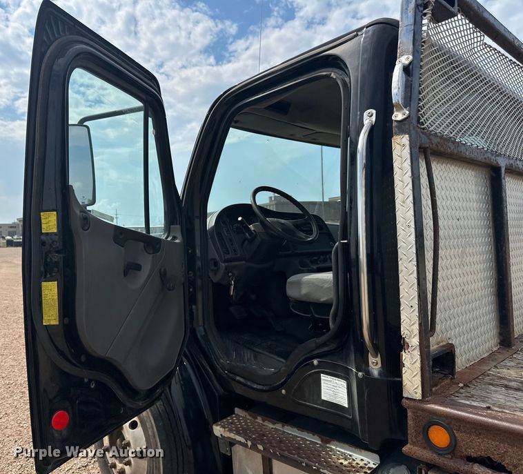 image for item LR9430 2005 Freightliner M2 flatbed truck