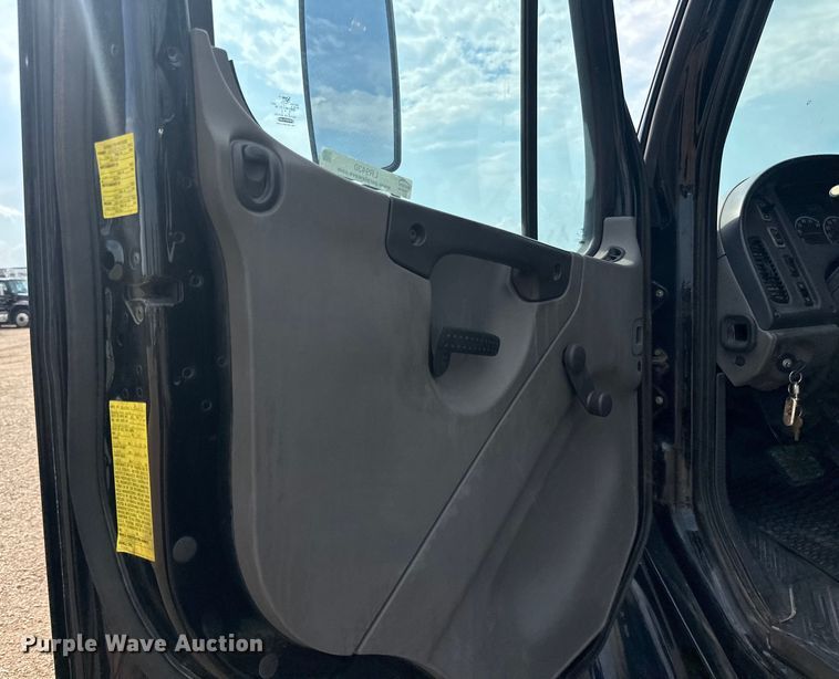 image for item LR9430 2005 Freightliner M2 flatbed truck