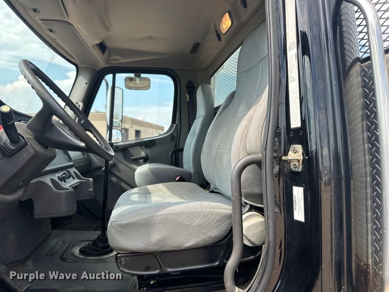 image for item LR9430 2005 Freightliner M2 flatbed truck