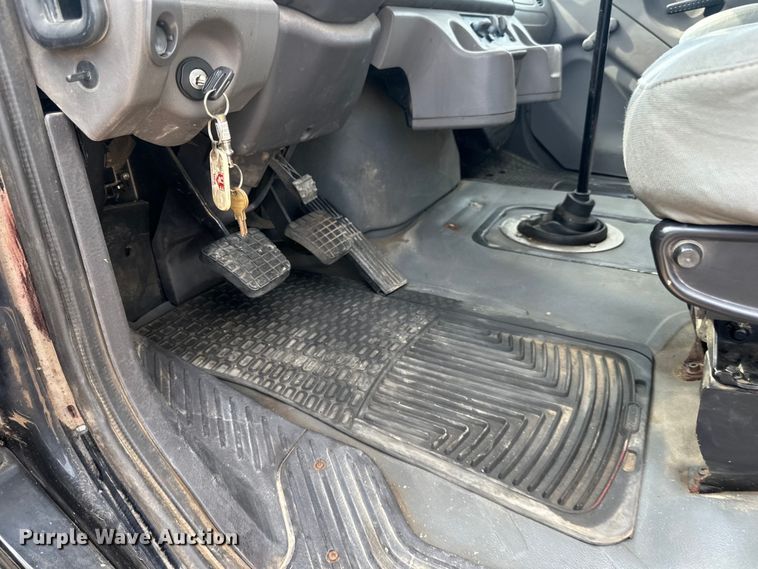 image for item LR9430 2005 Freightliner M2 flatbed truck