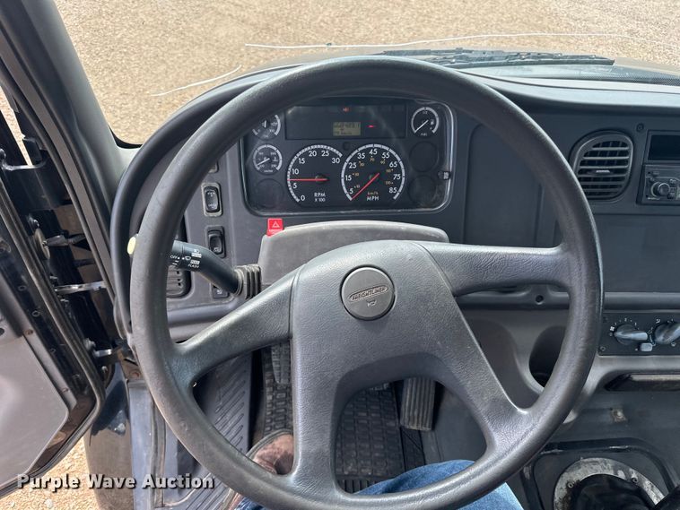 image for item LR9430 2005 Freightliner M2 flatbed truck