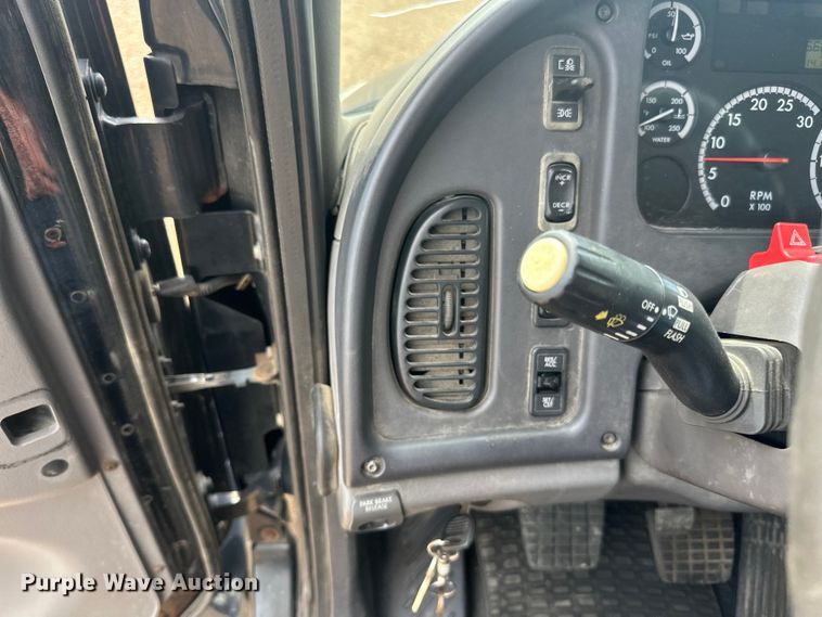 image for item LR9430 2005 Freightliner M2 flatbed truck