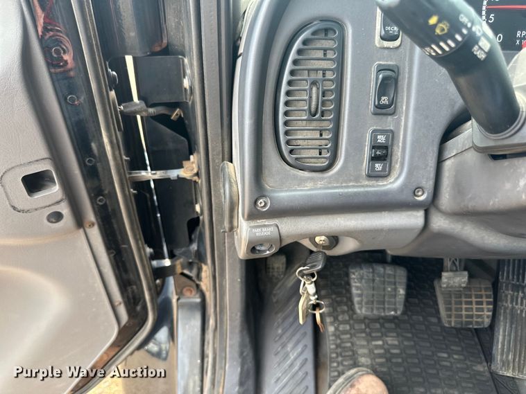 image for item LR9430 2005 Freightliner M2 flatbed truck