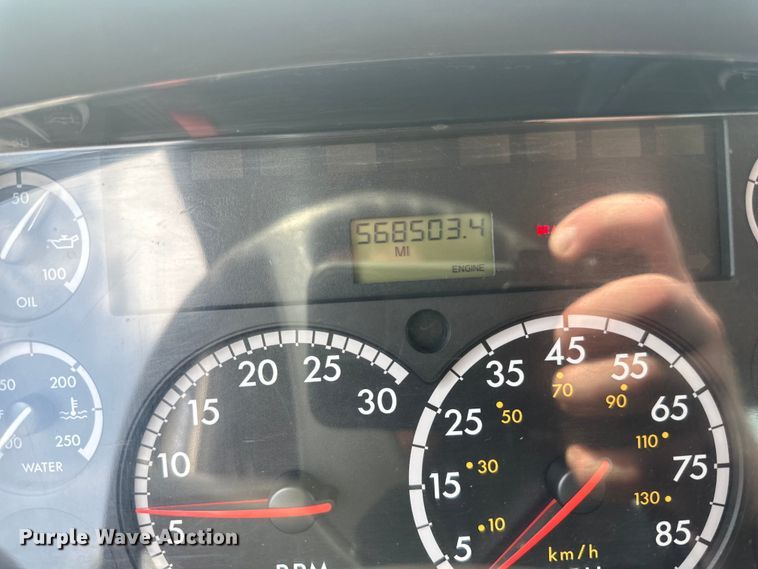 image for item LR9430 2005 Freightliner M2 flatbed truck