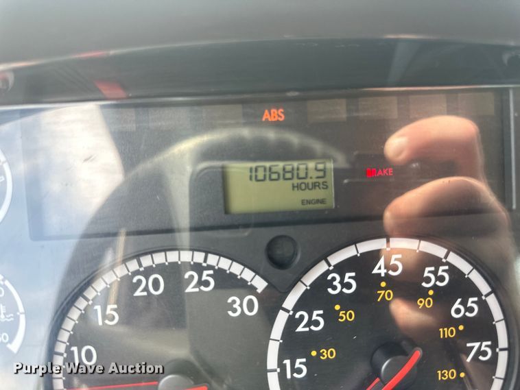 image for item LR9430 2005 Freightliner M2 flatbed truck