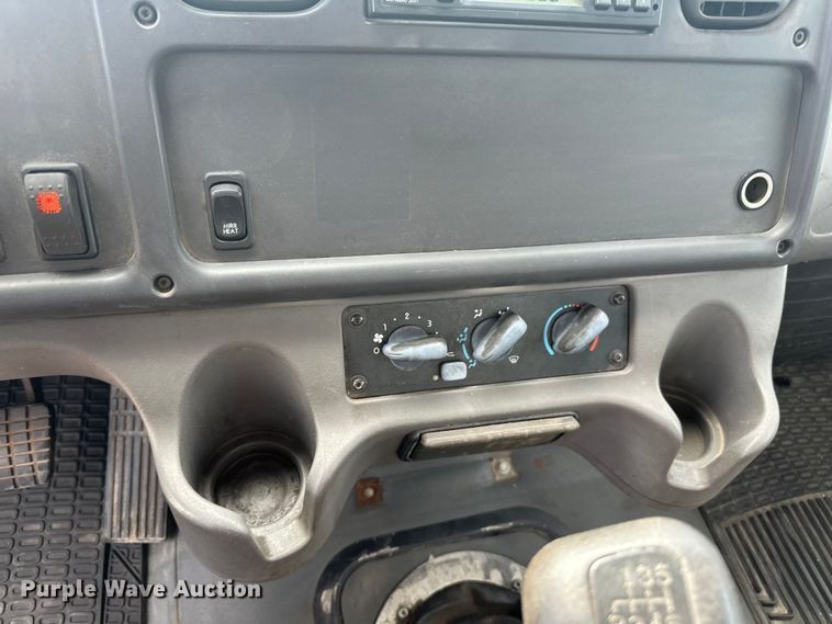 image for item LR9430 2005 Freightliner M2 flatbed truck