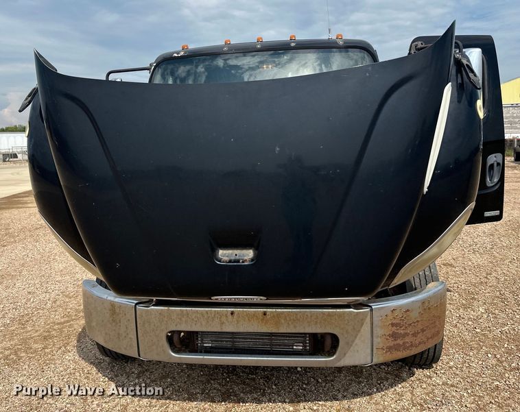 image for item LR9430 2005 Freightliner M2 flatbed truck