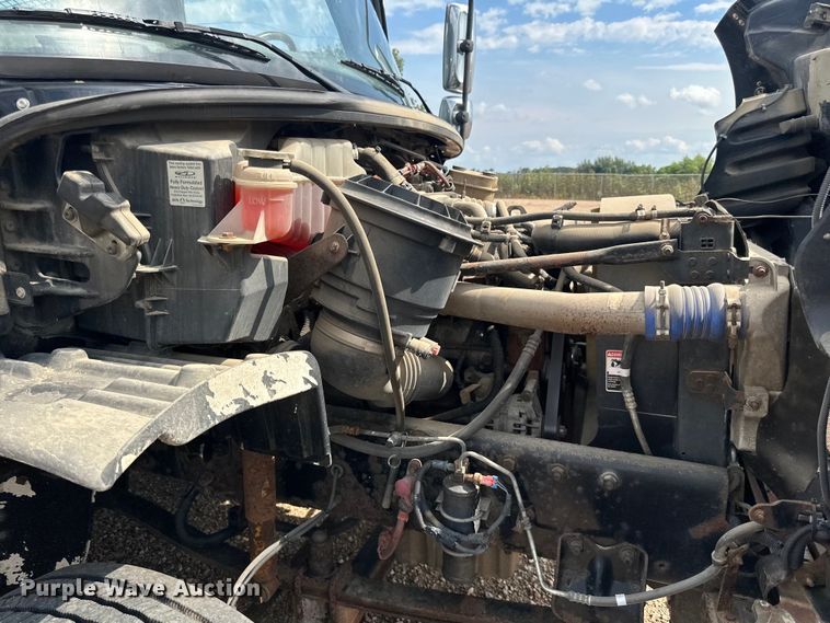 image for item LR9430 2005 Freightliner M2 flatbed truck