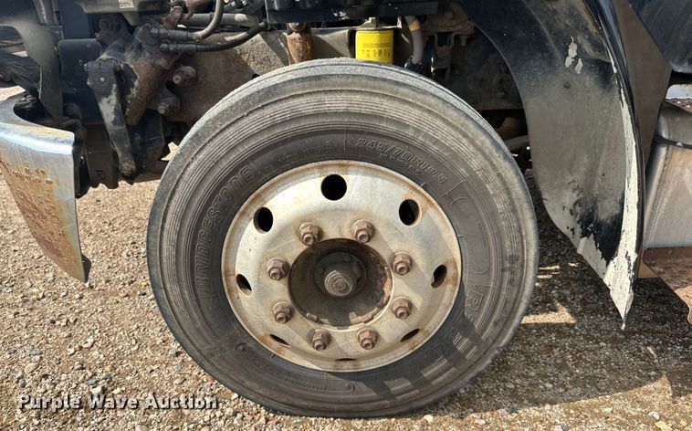 image for item LR9430 2005 Freightliner M2 flatbed truck