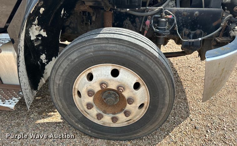 image for item LR9430 2005 Freightliner M2 flatbed truck