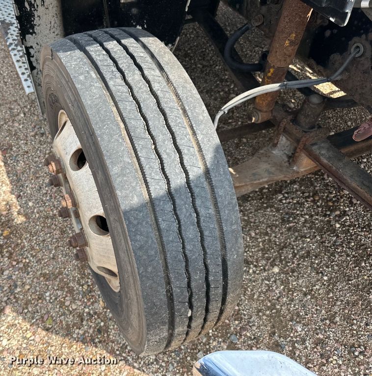 image for item LR9430 2005 Freightliner M2 flatbed truck