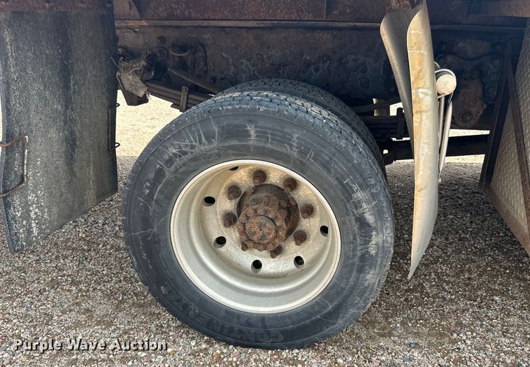 image for item LR9430 2005 Freightliner M2 flatbed truck