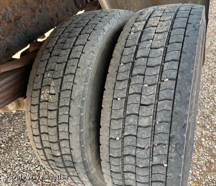 image for item LR9430 2005 Freightliner M2 flatbed truck