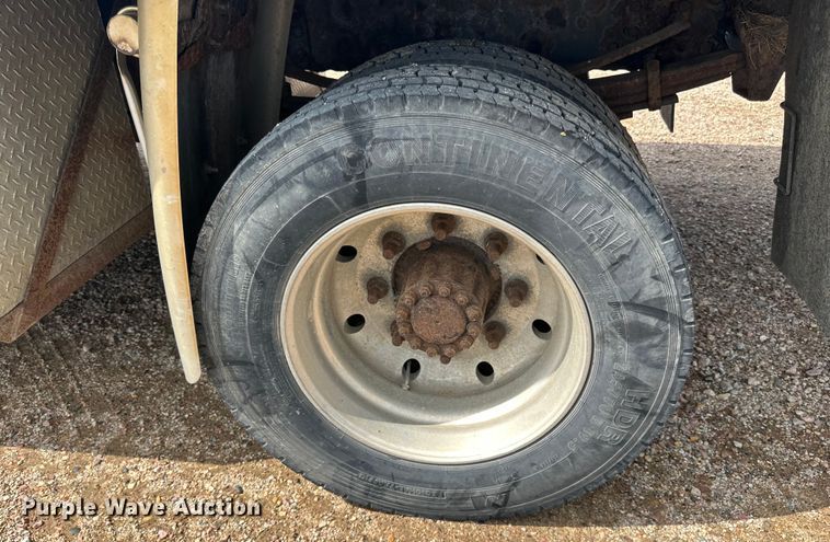 image for item LR9430 2005 Freightliner M2 flatbed truck