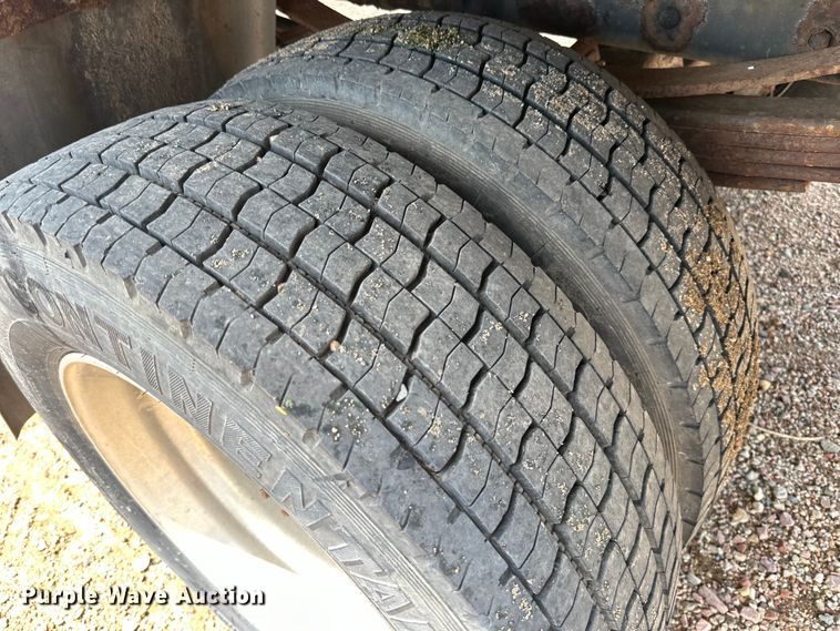 image for item LR9430 2005 Freightliner M2 flatbed truck