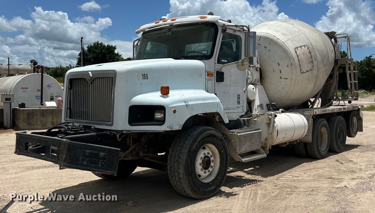image for item LU9955 2003 International  5600i ready mix truck