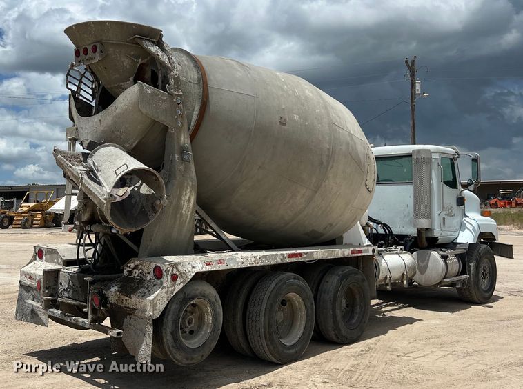 image for item LU9955 2003 International  5600i ready mix truck