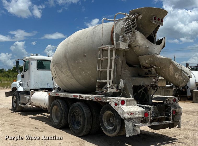 image for item LU9955 2003 International  5600i ready mix truck