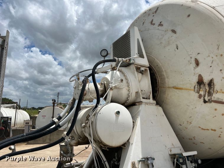 image for item LU9955 2003 International  5600i ready mix truck