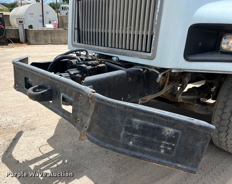 image for item LU9955 2003 International  5600i ready mix truck