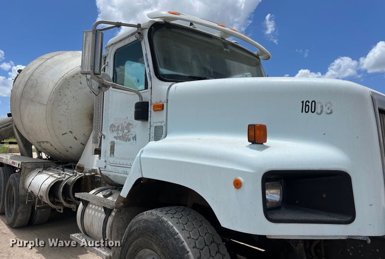 image for item LU9955 2003 International  5600i ready mix truck