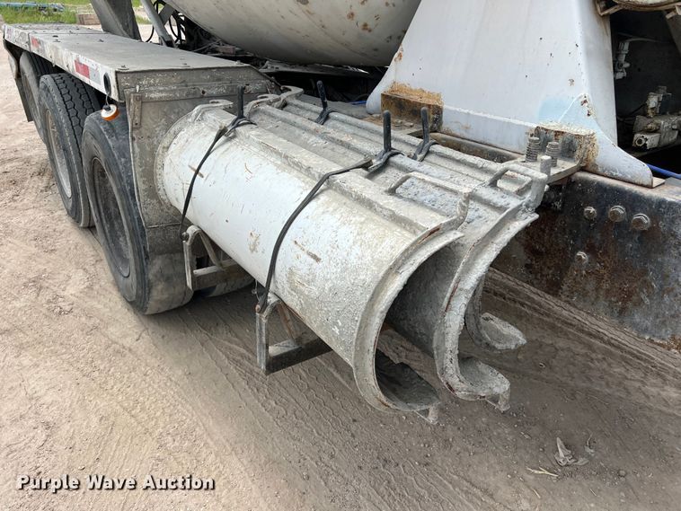 image for item LU9955 2003 International  5600i ready mix truck