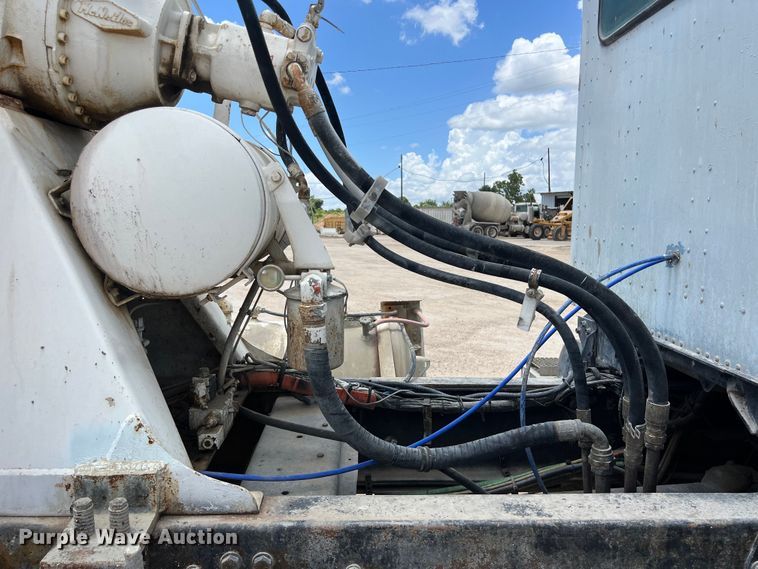 image for item LU9955 2003 International  5600i ready mix truck